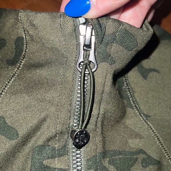🌟🌟💫🔥 RARE LULULEMON DISCONTINUED
Forme Jacket Camo Camo 20cm Fatigue Green! - Picture 6 of 12